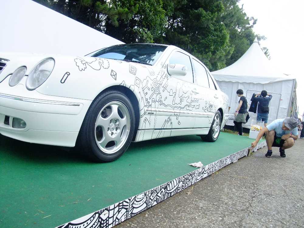 台も絵を描く。