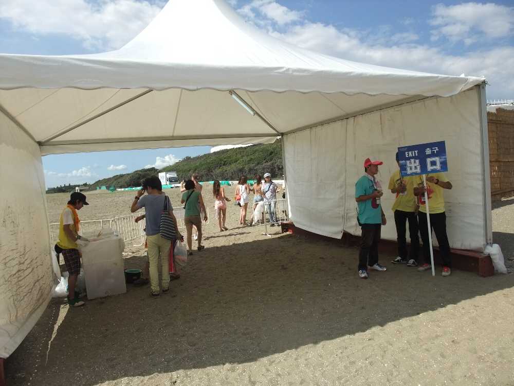 ビーチステージの出口。ステージからかなり遠いところにあるので、出口からステージを見ることはできない。