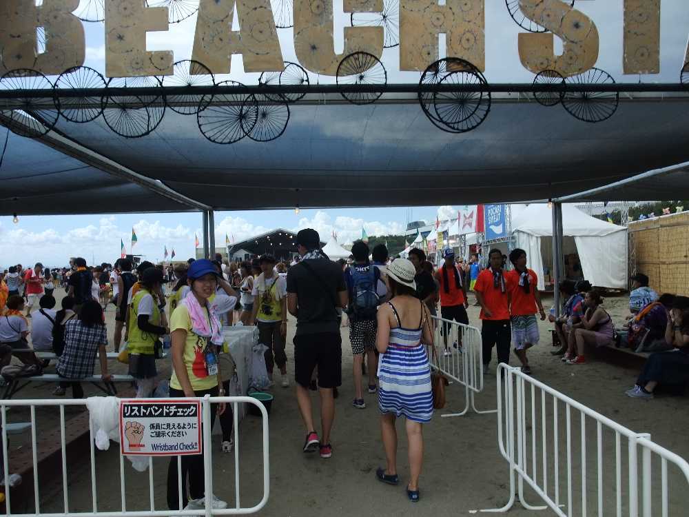 ビーチステージ入り口。リストバンドチェックがある。