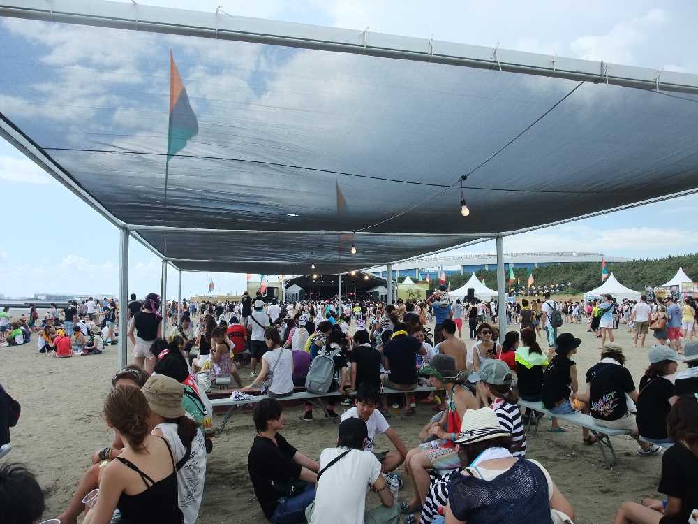 奥にステージが見える。