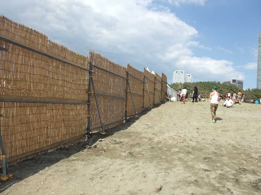 ビーチステージと砂浜の間にあるすだれ。有料区域と無料区域を分ける。