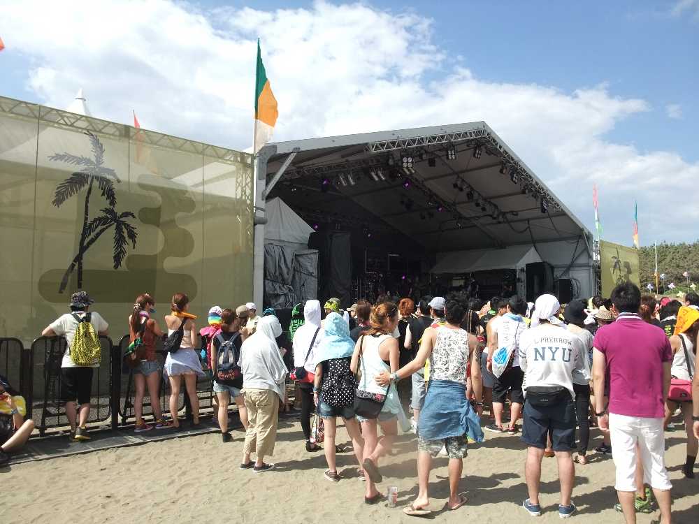 ステージのすぐ横。