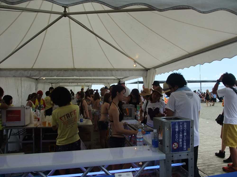 ビーチステージ入り口のバー。