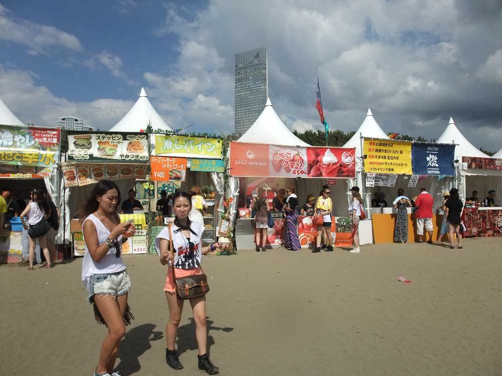 飲食店の並び。