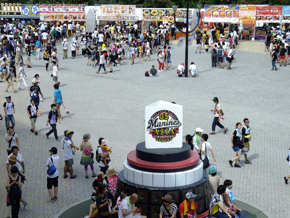 ゲート寄りの飲食店方面。