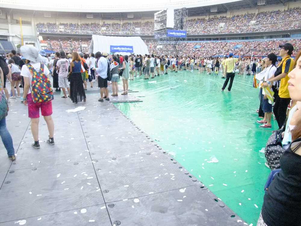 ケシャの直後。紙吹雪が落ちている。