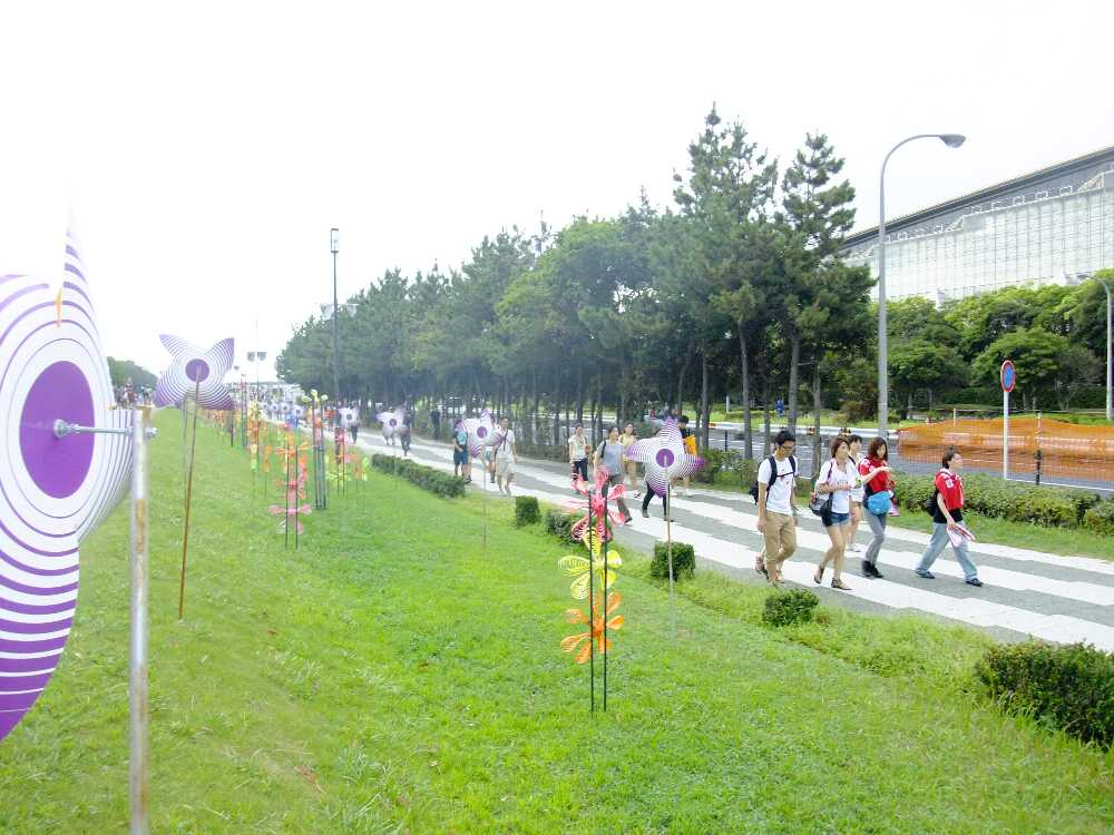 右が幕張メッセ。