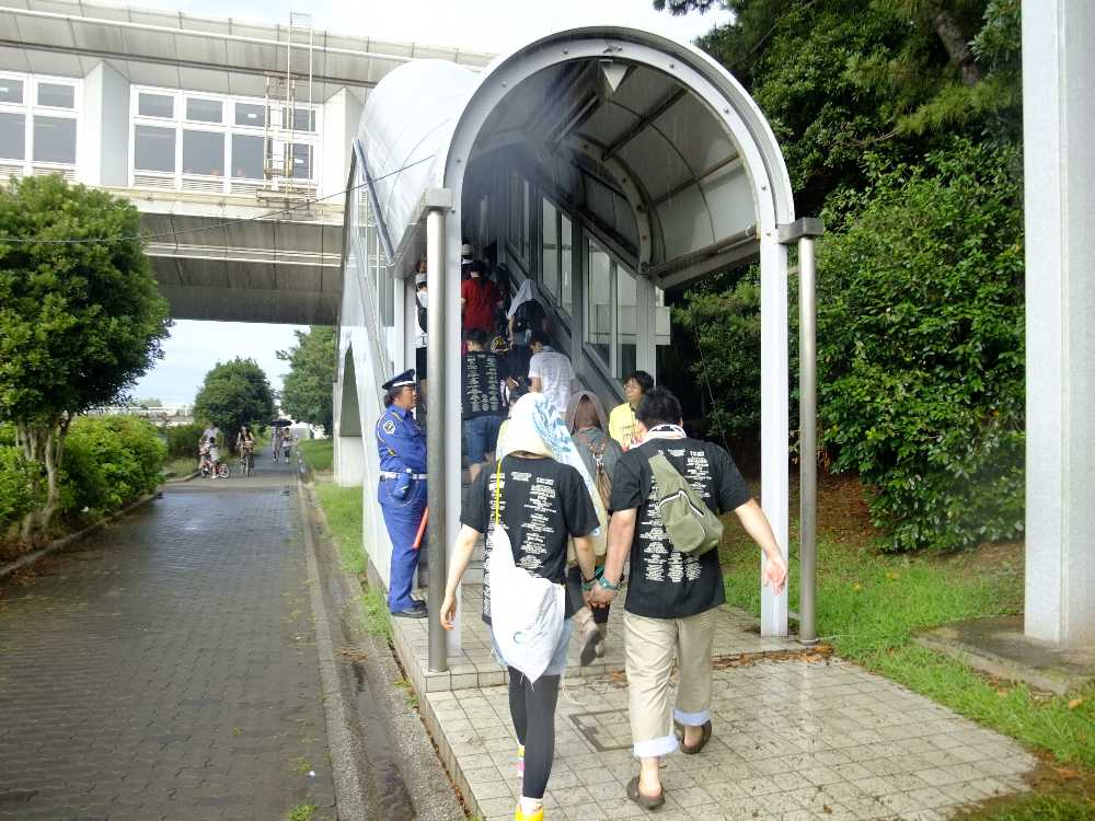 狭い階段入り口。