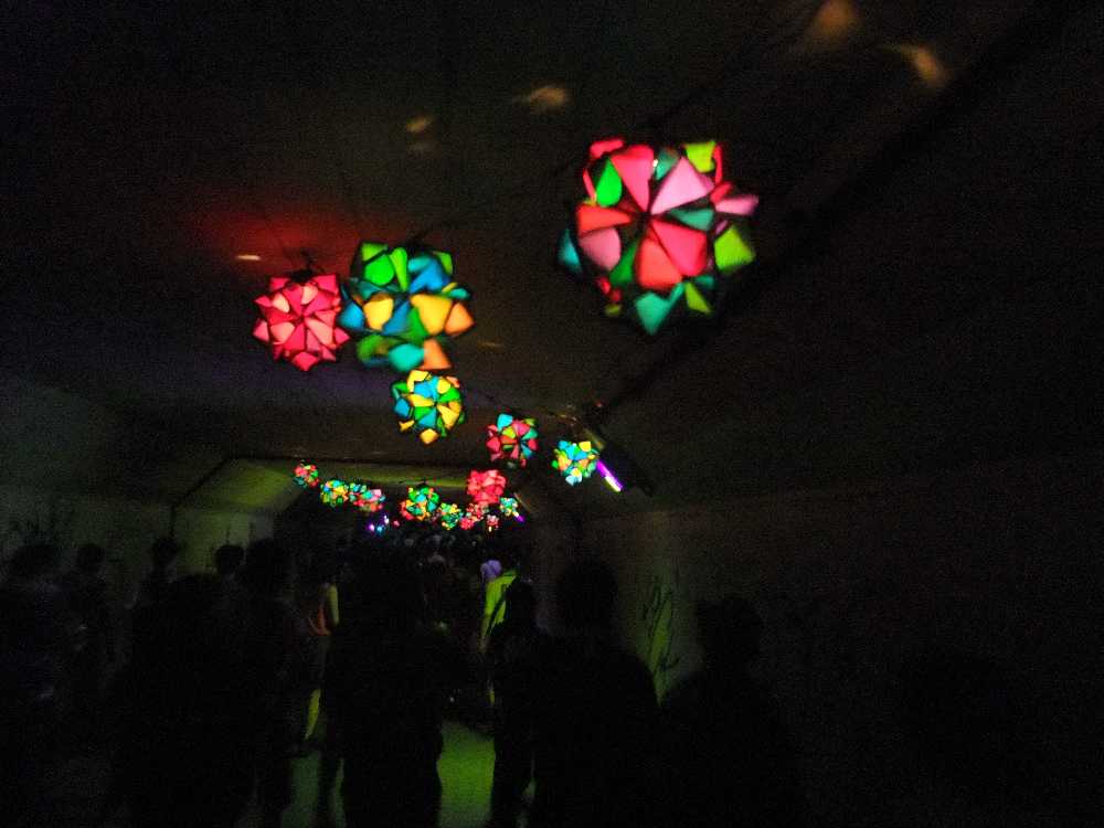 トンネルの中。今年は装飾が単純。