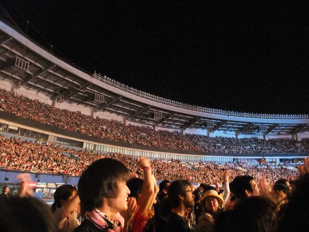 真ん中部分まで埋まったスタンド席。