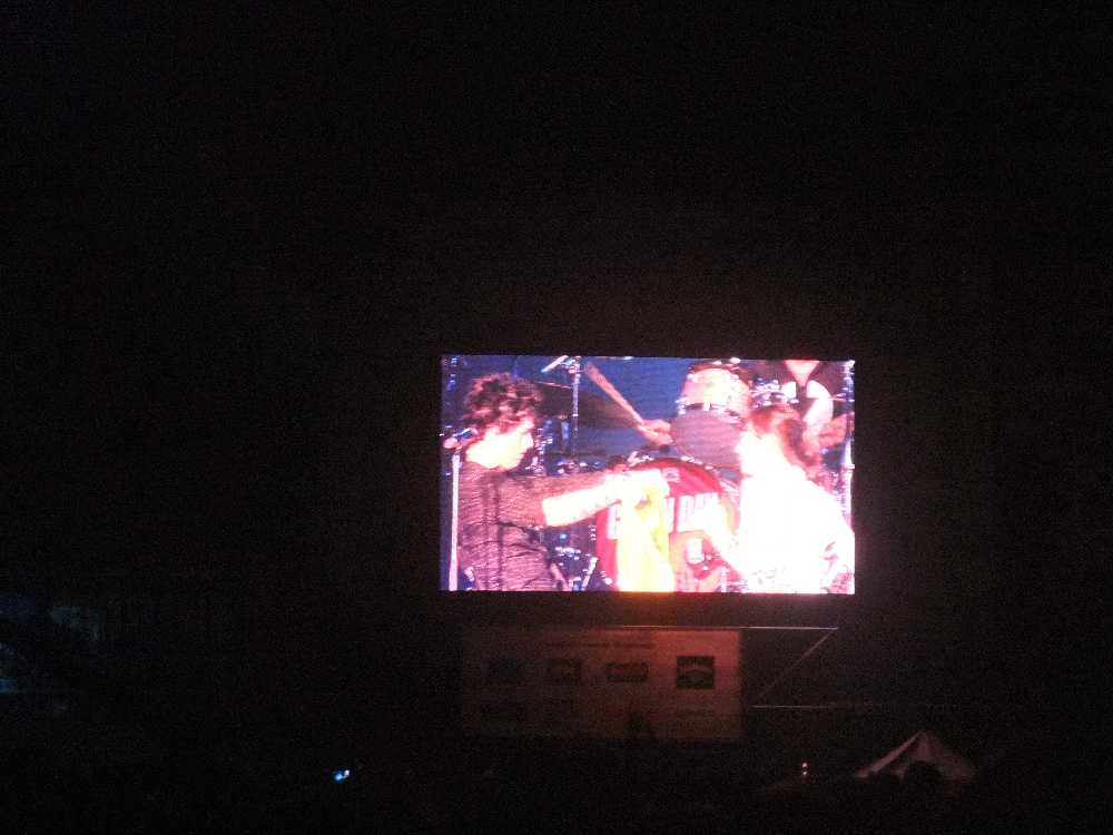 アリーナの女性ファンにTシャツ（か何か）を着せる。