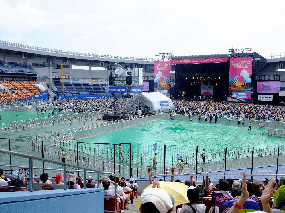 アリーナ後方はほとんど人がいない。