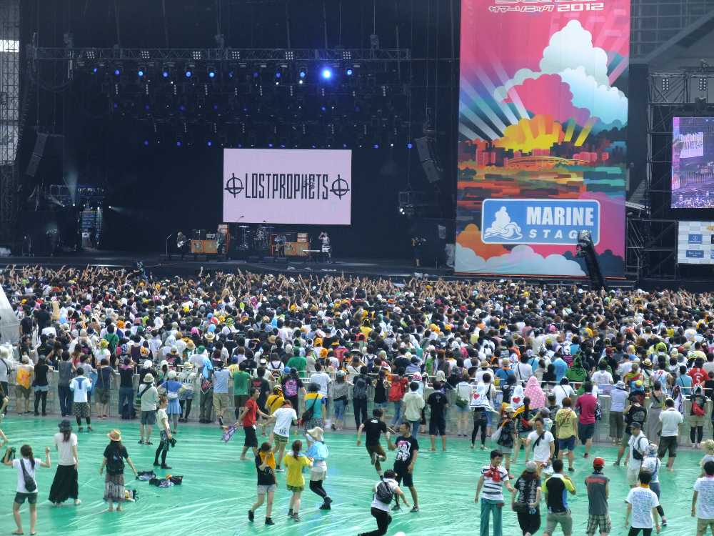 スタンド席Rブロックから。