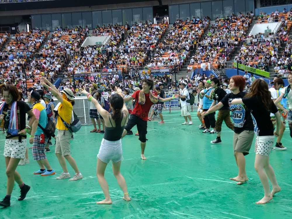 はだしの人が多い。