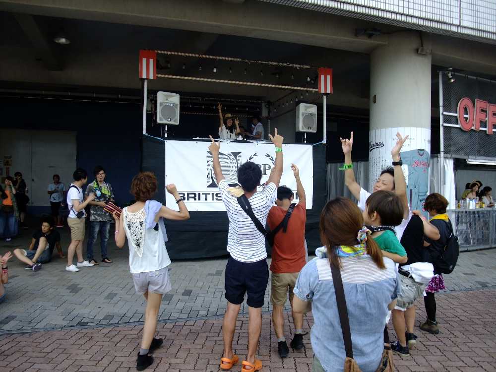 イギリスのアーティストのみでDJプレイをする人。