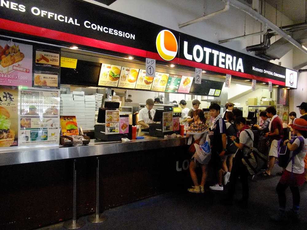 ロッテリア。通常価格で営業している。