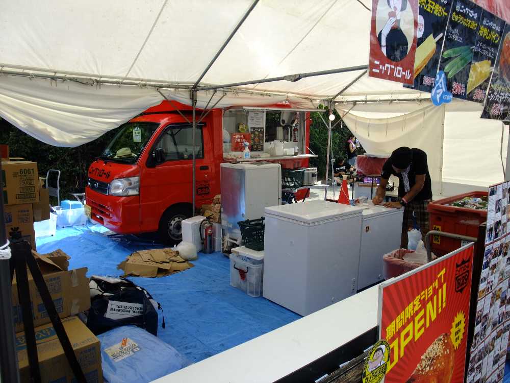 車で調理している。