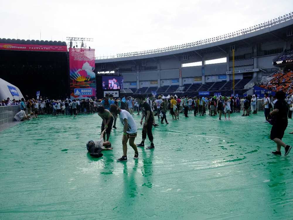 アリーナ後方でスライディングして遊ぶ人。