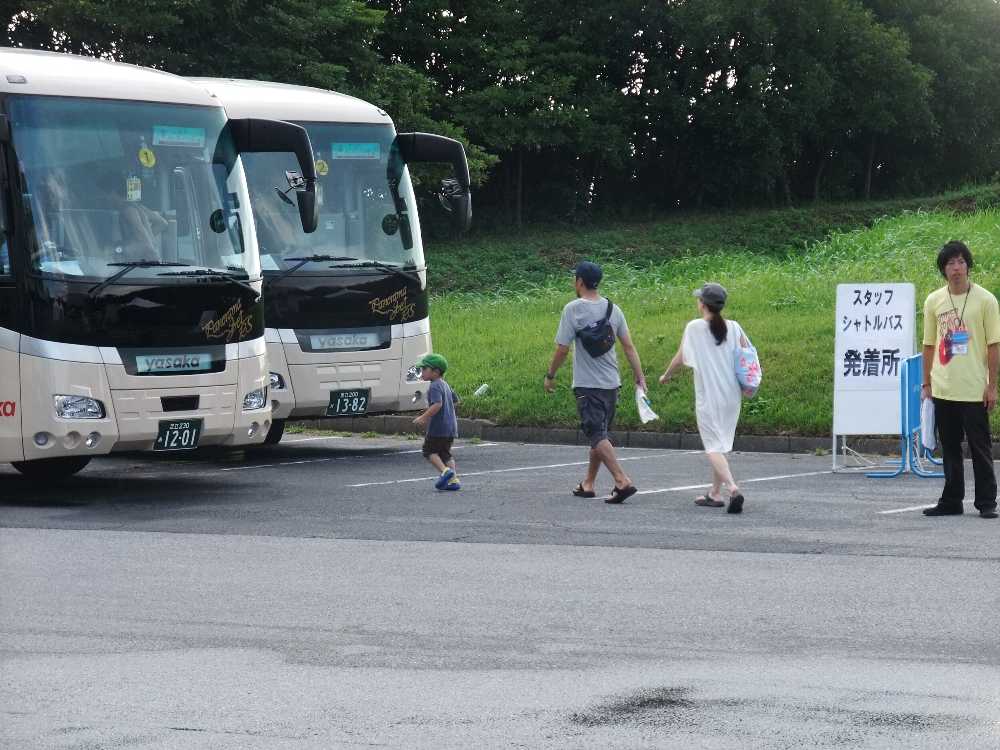 スタッフ用シャトルバス。観光バスが使われている。