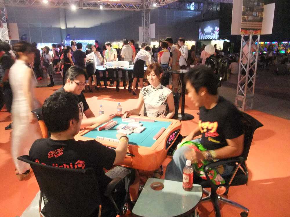 女性はチャイナドレス。男は客。