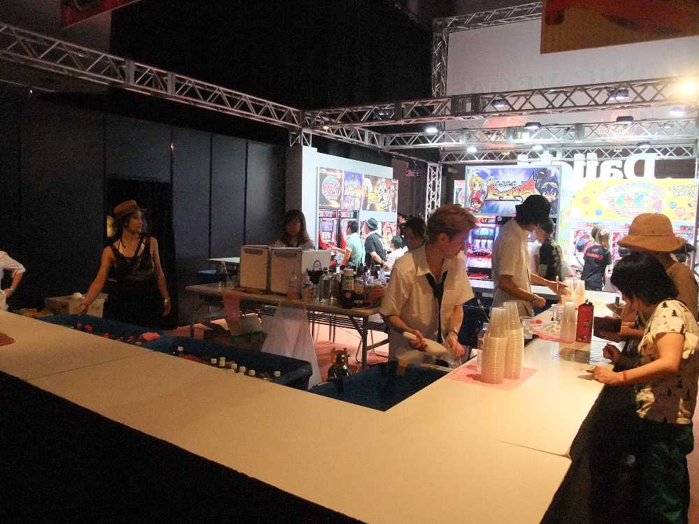 ここで飲料を買って「サマソニドル」をもらう。