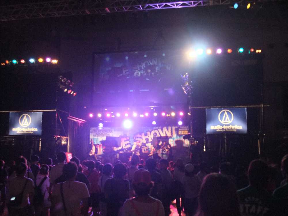 サイドショーで激しく踊る人。