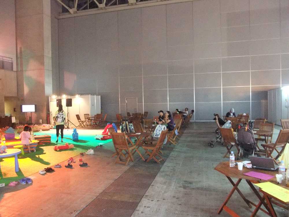 テーブルは飲食可能。