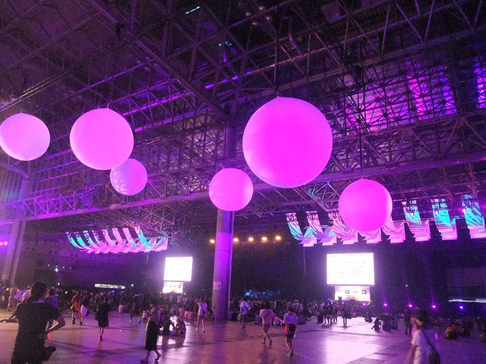 モニターは左右にふたつ。