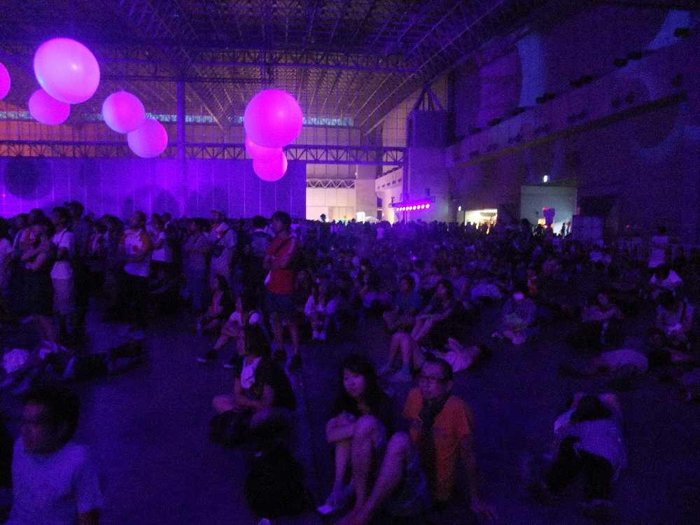 後方は座っている。