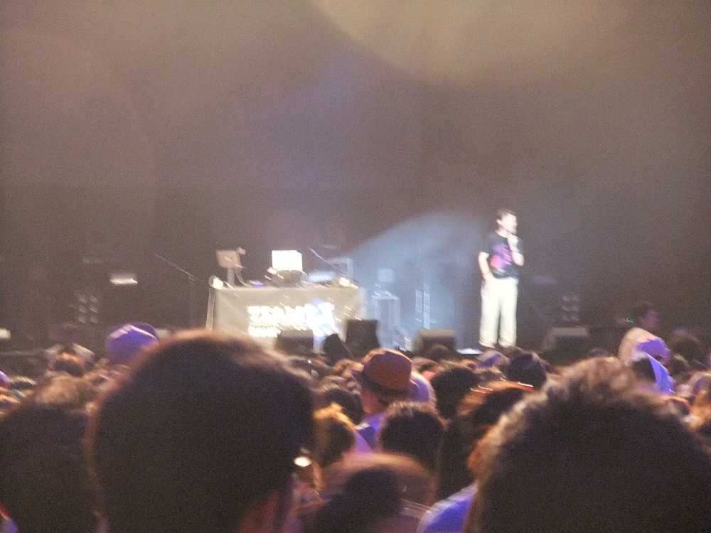 公演が一時中断。