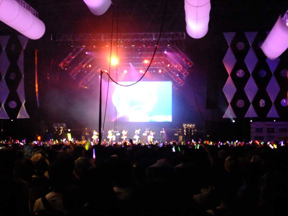 ももいろクローバーZ公演中。