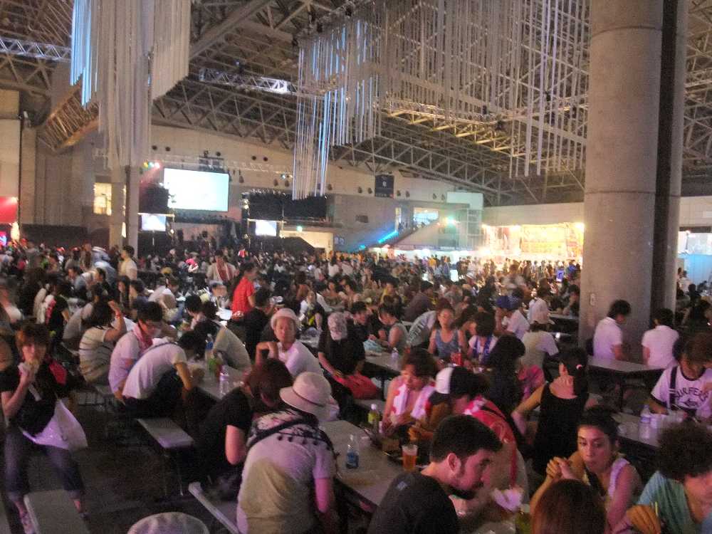 幕張メッセの飲食風景。奥はサイドショーのステージ。