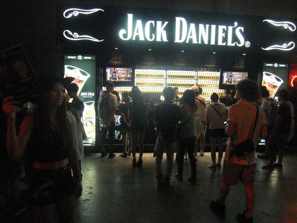 マウンテンステージを出たところにあるジャック・ダニエル。