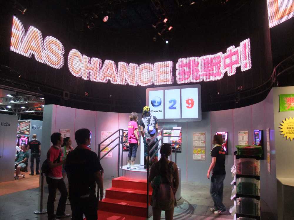 スロットの疑似体験。揃わなくても参加するだけで何かがもらえる。