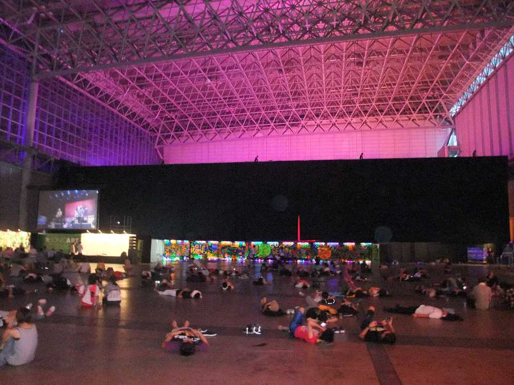 幕張メッセ内のソニックアート。寝ている人が多い。