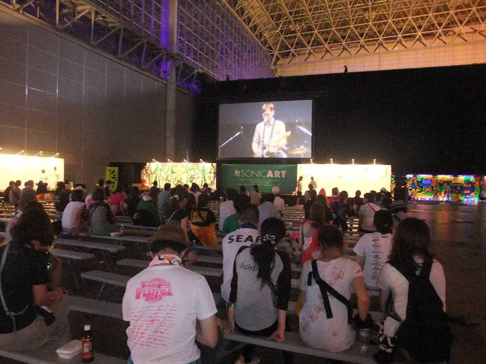 スクリーンに映るフランツ・フェルディナンド。