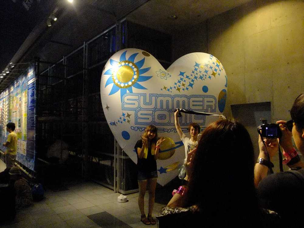 写真撮影するには暗い。