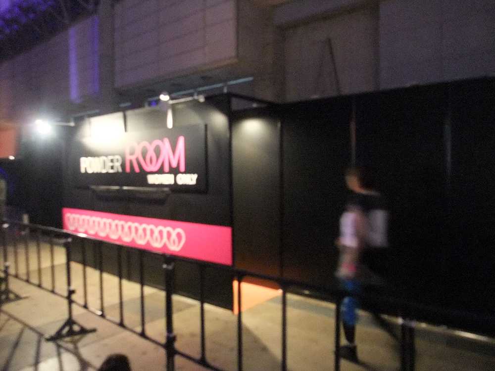 女性用パウダールーム。