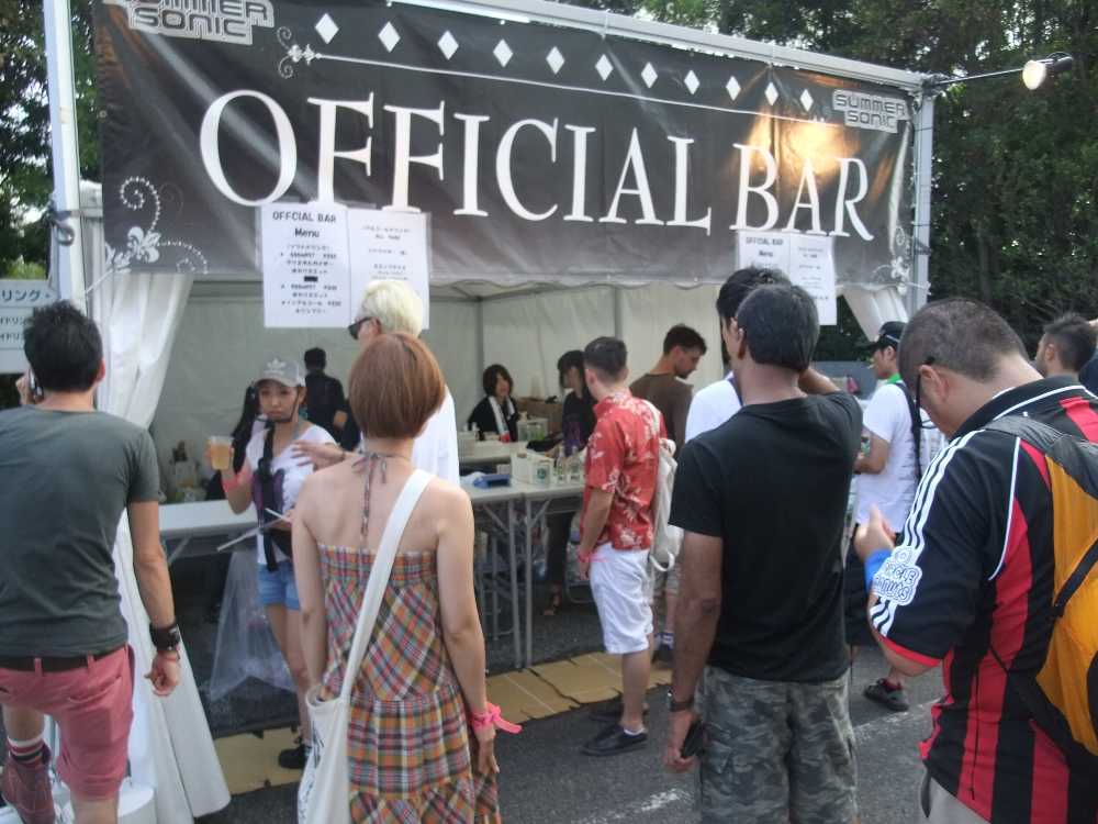 幕張メッセの外にあるオフィシャルバー。