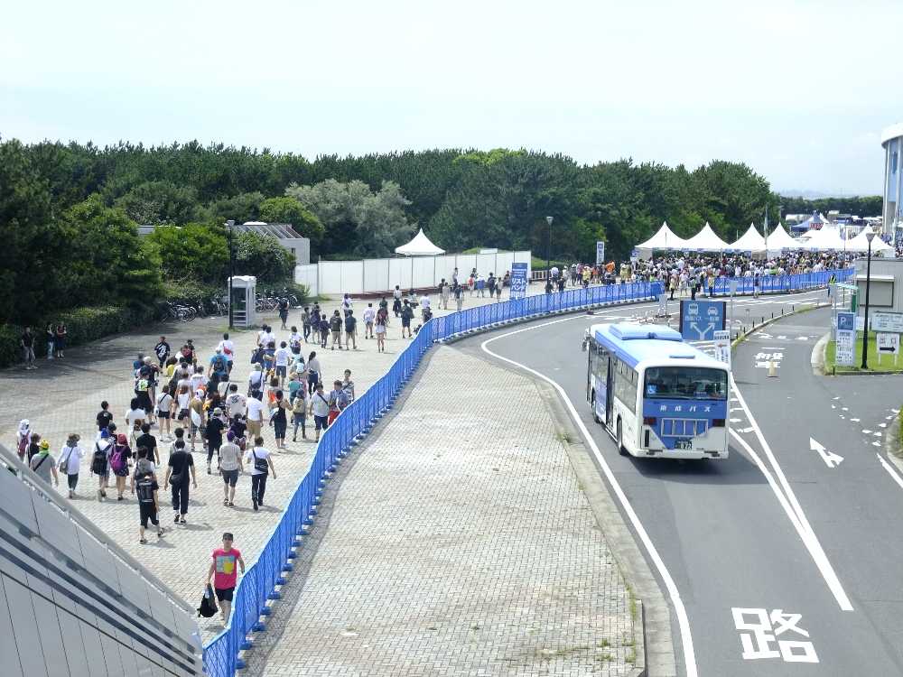 奥の白いテントがリストバンド交換所。