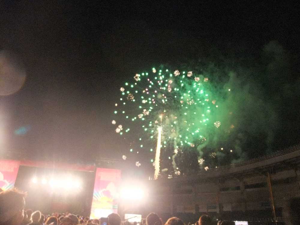 方角や安全性から、幕張の浜で打ち上げていると思われる。