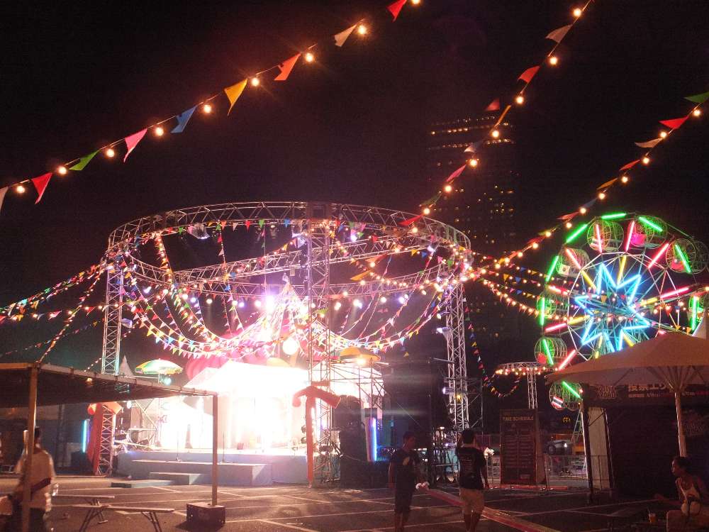 最も光っているところがアイランドステージ。