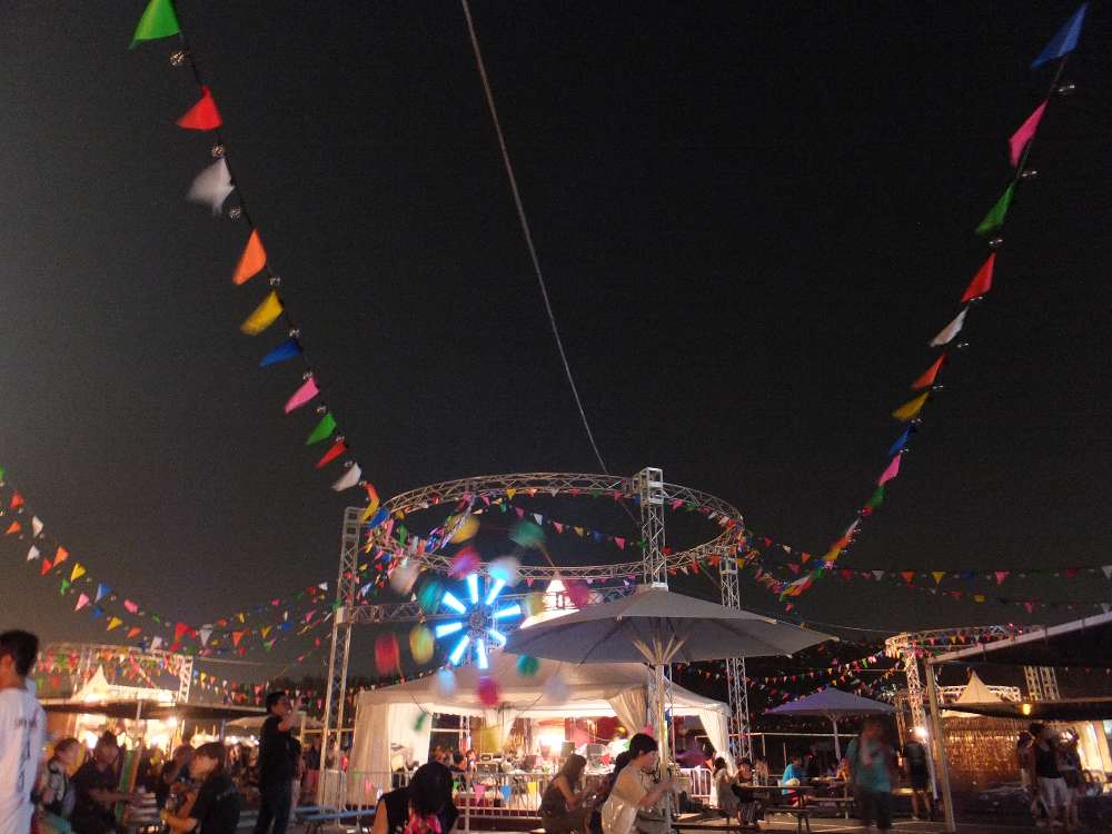 テントはアジア料理の店になっている。