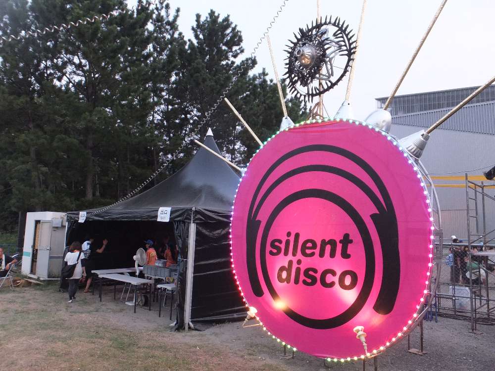 左のテントの左側から入る。