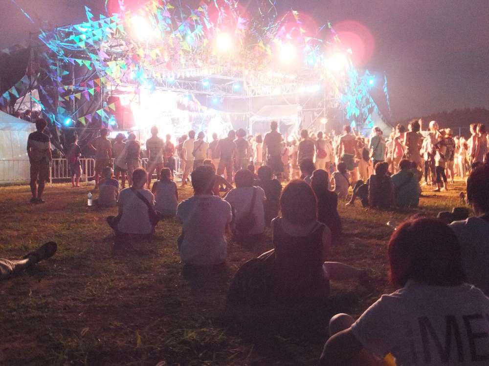 人はアイランドステージよりは多い。