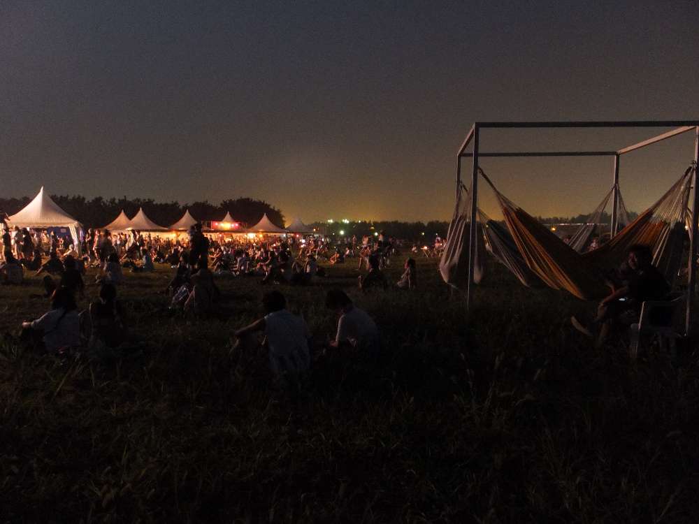 後方はハンモックがある。