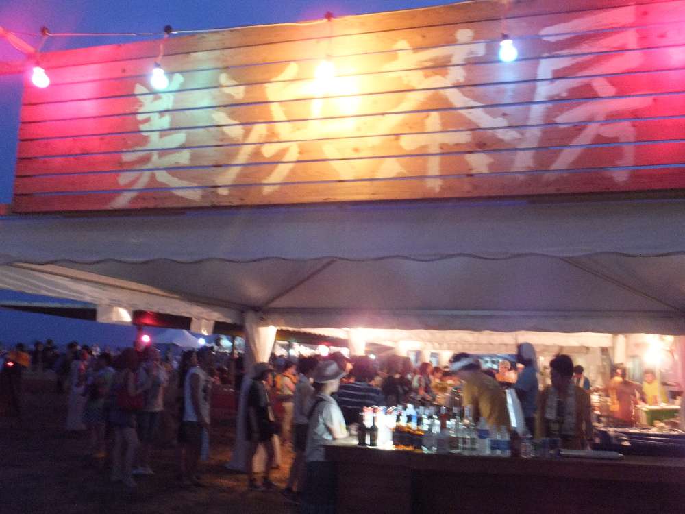 シーサイドガーデンのステージ横にあるバー、美浜茶房。