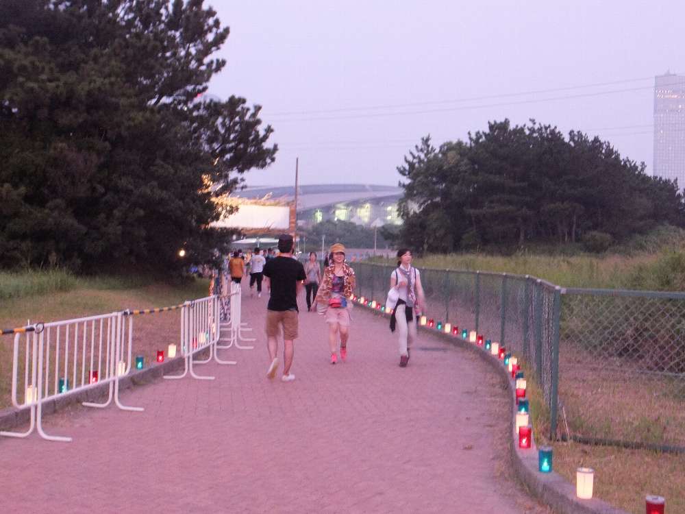 通路の先から。