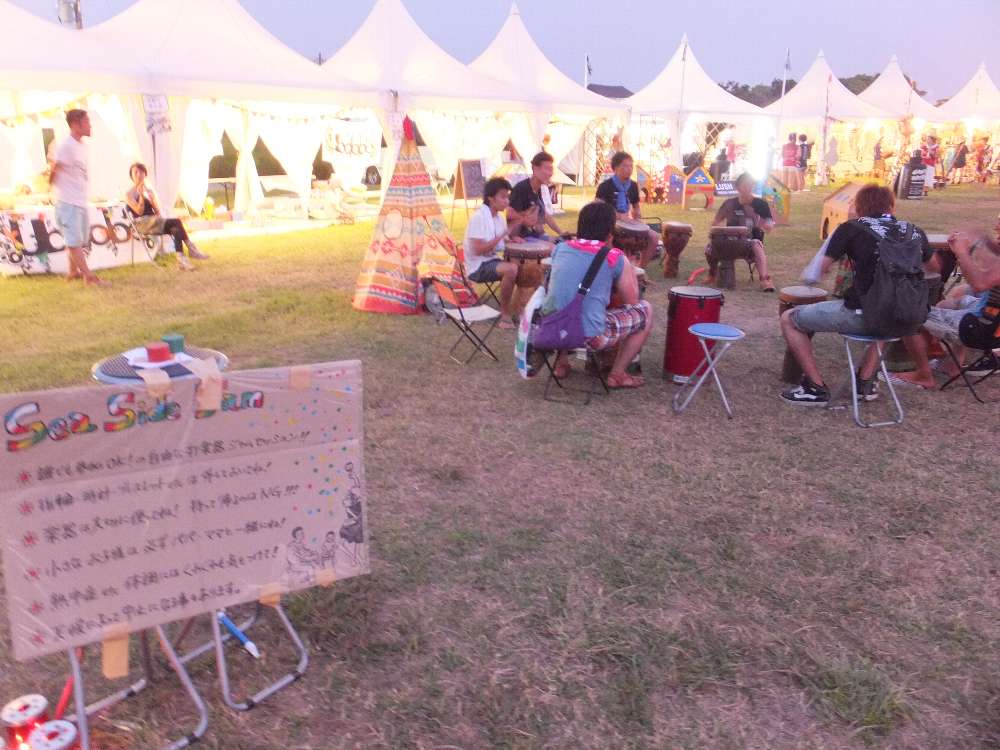 物販店前のシーサイドジャム。パーカッションのジャム。