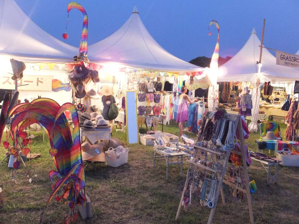 衣料雑貨店だが楽器作りもできる。